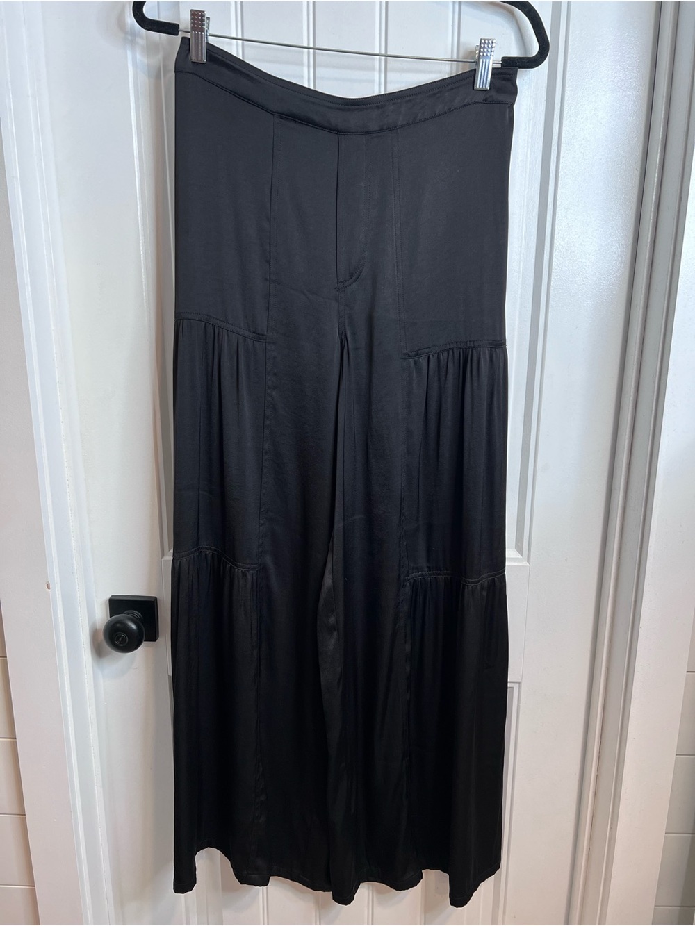 Current Air Black Wide-Leg Tiered Satin Pants. Size Large. NWOT.